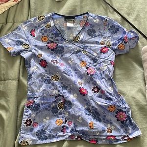 Cherokee Multi Pocket Floral Scrub top, size Small